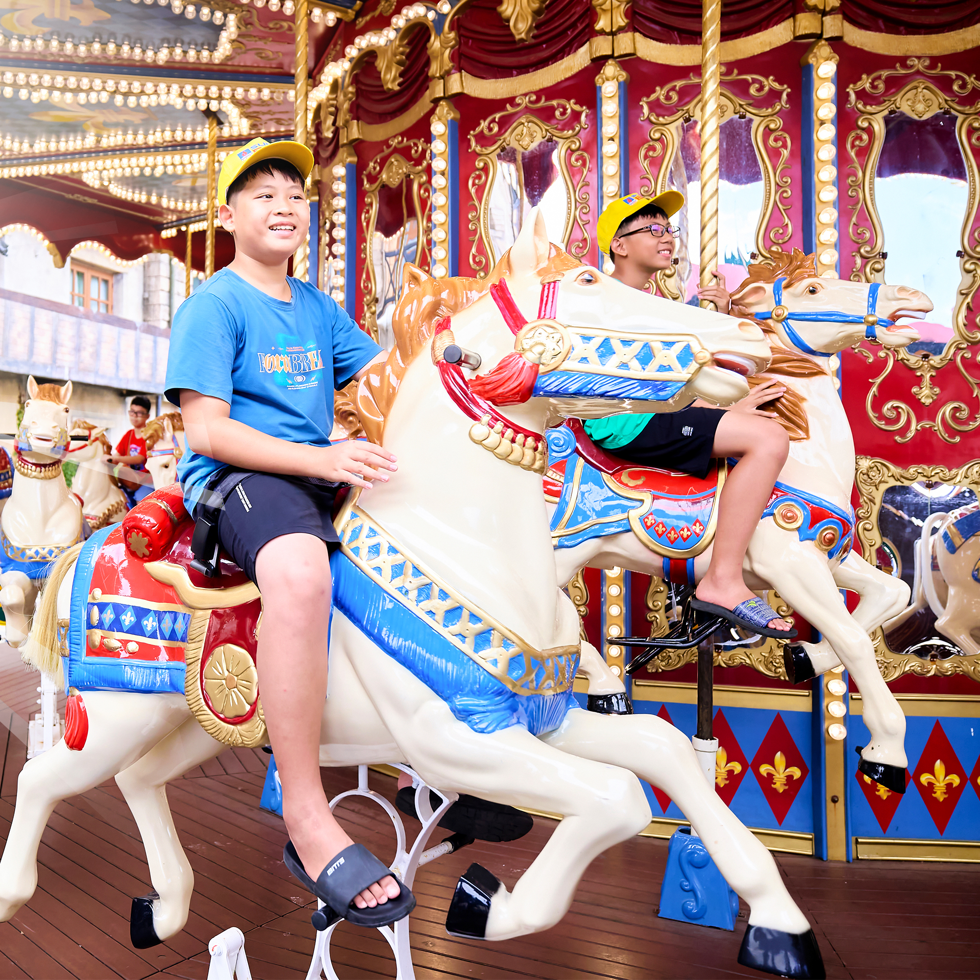 Trẻ em chơi đu quay ngựa tại Bà Nà Hills, Đà Nẵng, vui vẻ và hào hứng.